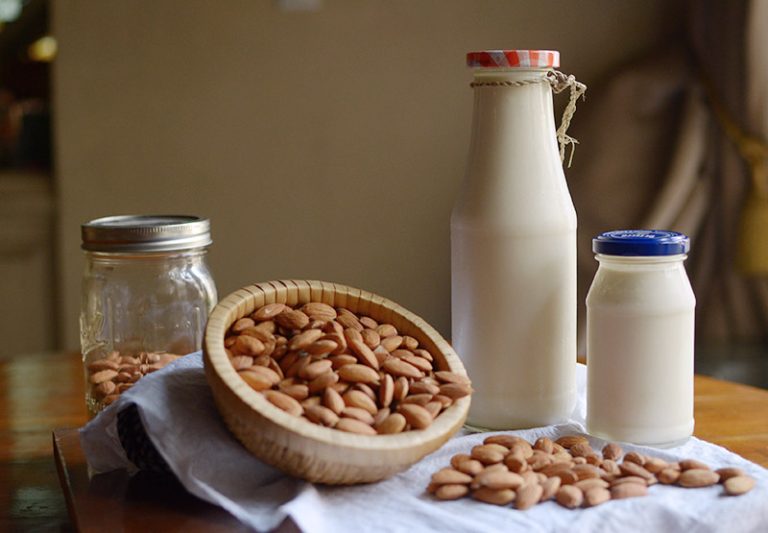 ilustrasi susu almond