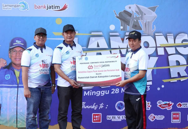 Penyerahan CSR Bank Jatim di Kabupaten Lamongan (28/5/2023).