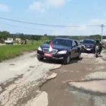 Presiden Jokowi Tinjau Jalan Rusak di Lampung, Mobil RI 1 sampai Nyangkut serta Zigzag