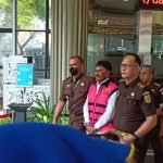 Menkominfo Johnny G Plate mengenakan rompi tahanan khas Kejagung berwarna pink di Lobi Gedung Bundar Kejagung, Jakarta (17/5/2023).
