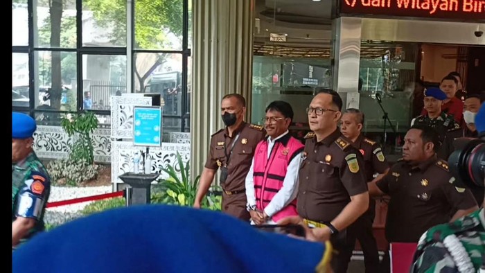 Menkominfo Johnny G Plate mengenakan rompi tahanan khas Kejagung berwarna pink di Lobi Gedung Bundar Kejagung, Jakarta (17/5/2023).