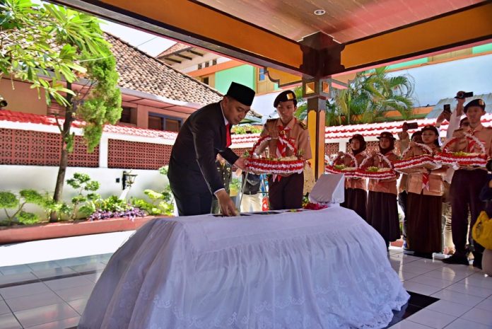 Usai Gelar Harkitnas 2023, Eri Cahyadi Ziarah Kemakam Nasional Dr Soetomo