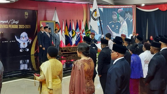 Komisi Pemilihan Umum (KPU) resmi melantik 106 anggota KPU dari 20 provinsi di Indonesia untuk periode 2023-2028.