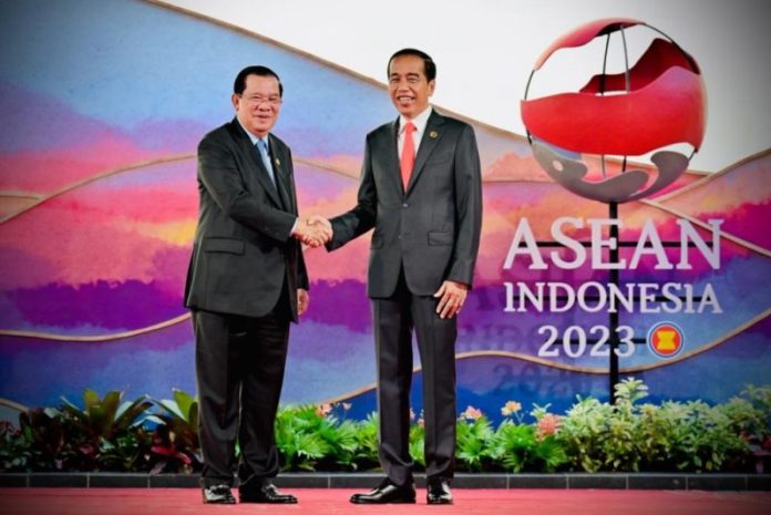 PM Kamboja Hun Sen dan Presiden Joko Widodo berjabat tangan jelang pembukaan KTT Asean 2023 di Hotel Meruorah, Labuan Bajo, NTT (10/5/2023).