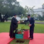 Presiden Joko Widodo mengajak Presiden Iran Seyyed Ebrahim Raisi menanam pohon kayu ulin besi di halaman belakang Istana Kepresidenan Bogor, Jawa Barat (23/5/2023).