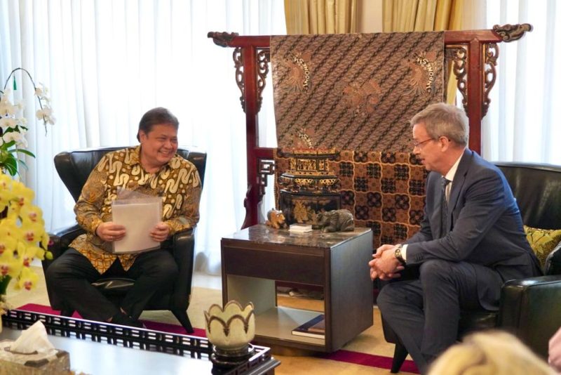 Menko Bidang Perekonomian Airlangga Hartarto bertemu dengan Duta Besar Uni Eropa untuk Indonesia dan Brunei Darussalam Vincent Piket (24/5/2023).