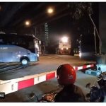 Bus TNI AL Terobos Palang Pintu Rel Kereta Api di Malang Jawa Timur