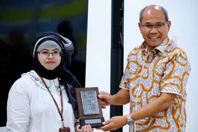 Kepala Pusat Rekayasa Genetika BRIN Ratih Asmana Ningrum (kiri) menerima cinderamata dari Rice Business Head PT WPI Saronto usai memaparkan kerjasama pengembangan benih padi Wigenta di Bogor (24/5/2023).