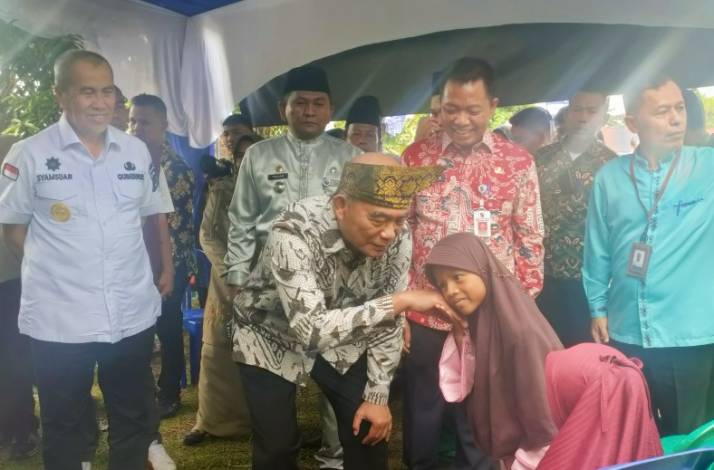Menko PMK Muhadjir Effendy didampingi Gubernur Riau Syamsuar dan Sekdako Pekanbaru berdialog dengan seorang keluarga anak stunting saat kunjungan kerja di Marpoyan Damai (19/5/2023).