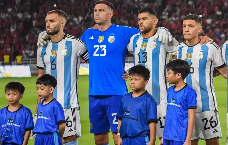 Jan Ethes Srinarendra jadi salah satu player escort timnas Argentina di laga persahabatan Indonesia versus Argentina di Stadion Utama Gelora Bung Karno Jakarta (19/6/2023).