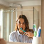 ilustrasi menyikat gigi