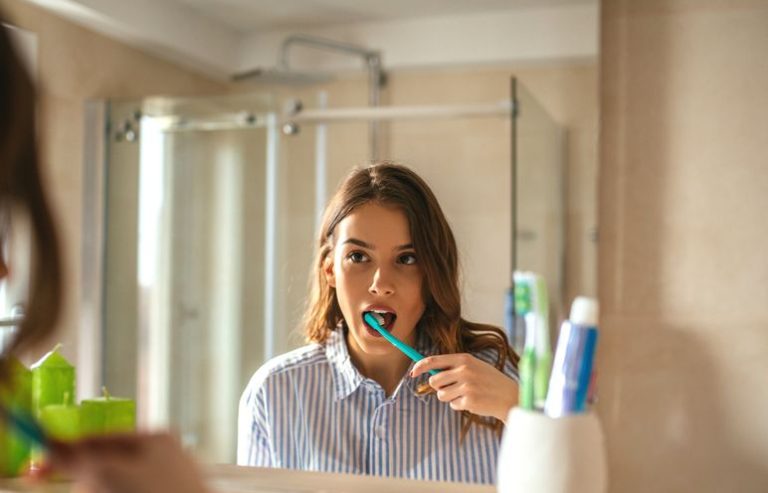 ilustrasi menyikat gigi