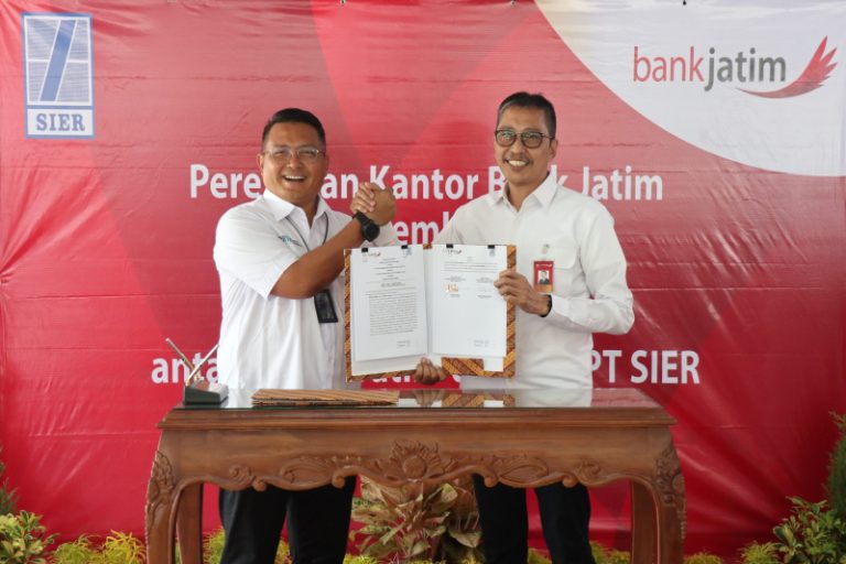 Direktur Utama bankjatim Busrul Iman, dan Direktur Utama PT SIER Didik Prasetiyono menunjukkan surat kesepakatan kerja sama (5/6/2023).