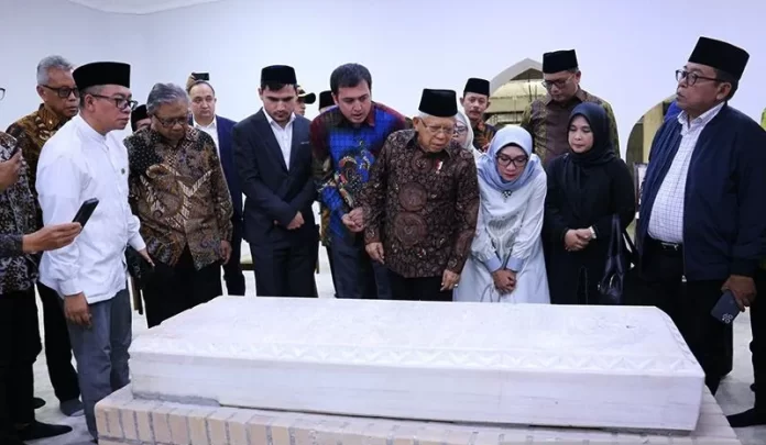 Wapres Ma'ruf Amin saat berziarah ke makam Imam Bukhari, di Samarkand, Uzbekistan (14/6/2023).