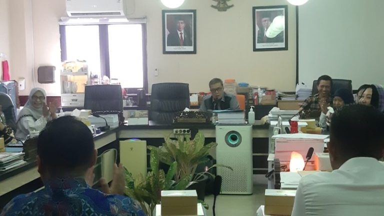 Dalam rapat pansus pembahasan Raperda Tentang Pencegahan dan Pemberantasan Penyalahgunaan dan Peredaran Gelap Narkotika dan Prekursor Narkotika, Satuan Reserse Narkoba Polrestabes Surabaya membeberkan sebanyak 390 kasus narkoba yang terjadi di awal tahun 2023 hingga bulan Juni ini di kota Surabaya. Dikatakan oleh Kasat Reskoba Polrestabes Surabaya Polda Jatim, AKBP Daniel Marunduri melalui Kompol Fadilah selaku Wakasat Narkoba menjelaskan, bahwa di tahun 2021 kemarin sudah menangani sebanyak 101 kasus terkait narkoba dengan jumlah tersangka 1343. "Sedangkan di tahun 2022 ada sejumlah kasus yang kami tangani meningkat menjadi 123 kasus kemudian dengan jumlah tersangkanya 1.582," ungkap Kompol Fadilah ketika diwawancarai usai rapat pansus bersama Komisi B DPRD Surabaya, Selasa (13/06/2023). Sementara itu, di awal tahun 2023 hingga dengan bulan Juni ini, Kompol Fadilah mengatakan ada sejumlah 390 kasus narkoba dengan 489 tersangka. "Untuk barang bukti yang kami dapatkan di tahun 2021 ada sabu seberat 56 kg. Kemudian ekstasi ada 3.106 butir lalu ganja seberat 5 kg, dan pil 2L sebanyak 216.000 butir hingga psikotropika berjumlah 1962," kata Kompol Fadilah. Disamping itu, untuk yang di tahun 2023 sampai dengan bulan Juni ini, Kompol Fadilah juga telah mengatakan ada barang bukti berupa 54 kg sabu. Kemudian ekstasi sebanyak 12.000 butir, ganja 24 kg dan pil 2L sejumlah 1 juta butir. "Rata-rata usia yang banyak menjadi tersangka antara 20 sampai 30 tahun. Dengan jumlah tersangka hingga 2.503," ujar Kompol Fadilah. Sedangkan untuk kategori tersangka yang telah berhasil ditangkap oleh Satreskoba Polrestabes Surabaya sejauh ini, untuk kategori bandar ada sejumlah 1053 lalu penyalahgunaan ada 1715 tersangka. "Kalau dilihat dari rata-rata status pekerjaannya lebih banyak untuk tenaga kerja serabutan, dan orang yang tidak bekerja atau pengangguran itu ada sebanyak 538 tersangka," ucap Kompol Fadilah. Kompol Fadilah mengungkapkan, untuk sementara ini itu adalah jumlah kasus narkoba yang berhasil diungkap. Sedangkan menurutnya masih ada lebih banyak lagi yang belum terungkap, namun Satreskoba Polrestabes Surabaya tetap berupaya untuk mencegah peredaran narkoba ini, khususnya di wilayah kota Surabaya. "Upaya pencegahan itu adalah yang kita harapkan untuk bisa lebih dimasifkan, dibanding upaya penegakan hukum. Karena kita berbicara seperti prinsip ekonomi, ada permintaan maka nanti akan ada yang menjual," kata Kompol Fadilah. Komisi B Gelar Uji Publik Raperda Pencegahan dan Pemberantasan Narkoba