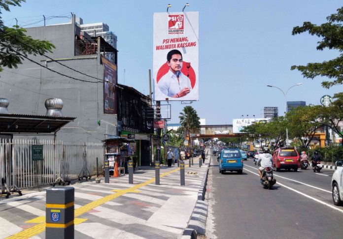 Baliho bergambar putra bungsu Presiden Joko Widodo (Jokowi), Kaesang Pangarep terpasang di Jalan Margonda Raya, Kota Depok (23/5/2023).