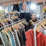ilustrasi penjual baju thrifting