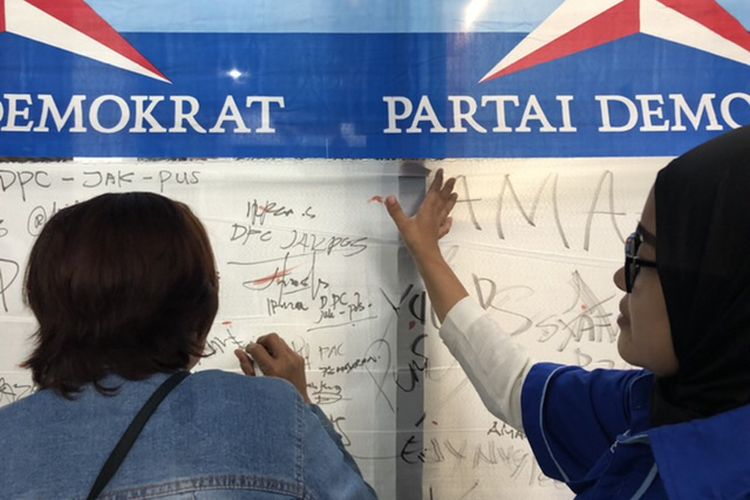 Ratusan kader Partai Demokrat mengadakan aksi solidaritas cap jempol darah di Kantor DPP Demokrat, Jakarta Pusat (16/6/2023).