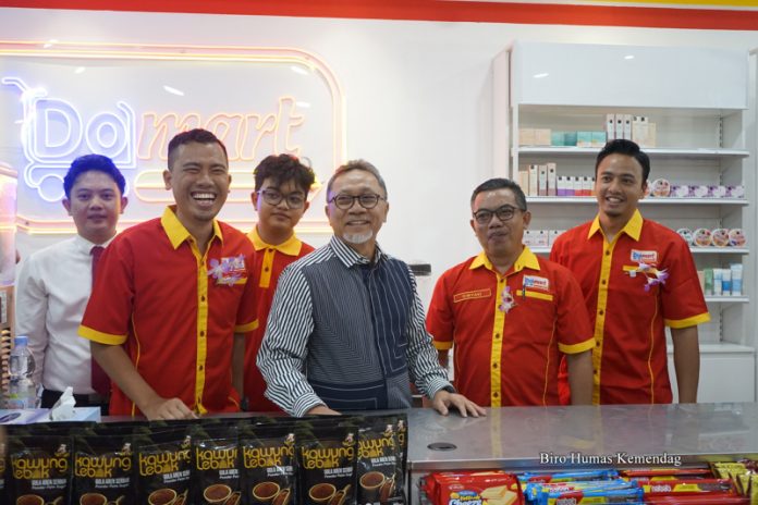 Menteri Perdagangan (Mendag) Zulkifli Hasan meresmikan minimarket Domart di Kuala Lumpur, Malaysia (7/6/2023).