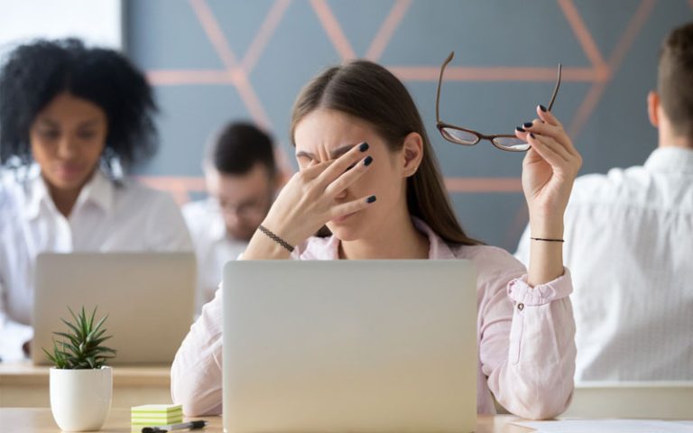 Tips Jaga Kesehatan Mata saat Bekerja di Depan Komputer