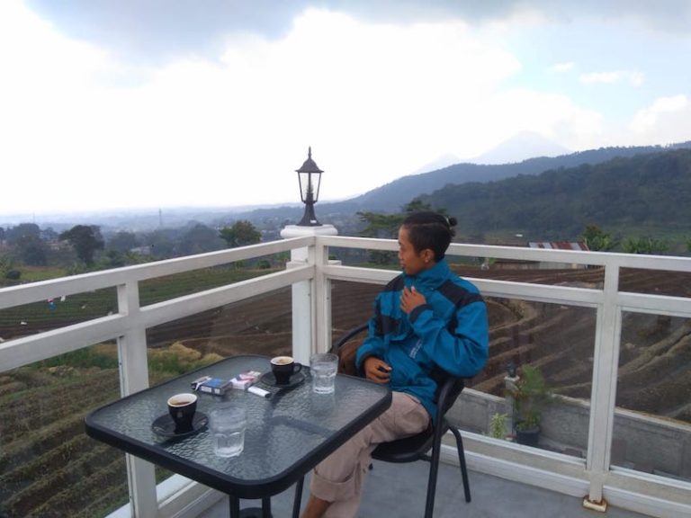 Cafe Nawasena Coffeeatery, Cafe Instagramable di Pacet Mojokerto Suguhkan Pemandangan Pegunungan