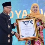 Gubernur Khofifah Raih Penghargaan dari DPP APWI atas Kontribusi Kemajuan SDM ASN 