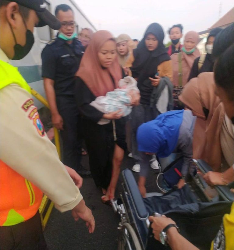 Petugas KAI Bantu Proses Persalinan Penumpang di Atas Commuter Line Dhoho