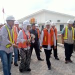 Gubernur Jatim, Khofifah Indar Parawansa saat meninjau pengolahan limbah B3 di Mojokerto. (Foto : Fio Atmaja)