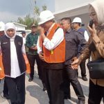 Gubernur Jatim, Khofifah Indar Parawansa saat meninjau pengolahan limbah B3 di Mojokerto. (Foto : Fio Atmaja)