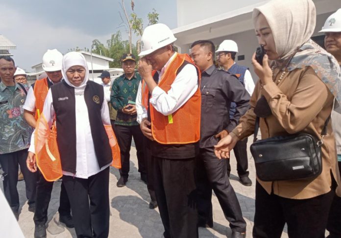 Gubernur Jatim, Khofifah Indar Parawansa saat meninjau pengolahan limbah B3 di Mojokerto. (Foto : Fio Atmaja)