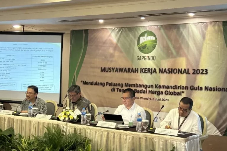 Deputi Bidang Ketersediaan dan Stabilisasi Pangan Bapanas, I Gusti Ketut Astawa (dua kanan) saat Musyawarah Kerja Nasional Gapgindo di Jakarta Selatan (8/6/2023).