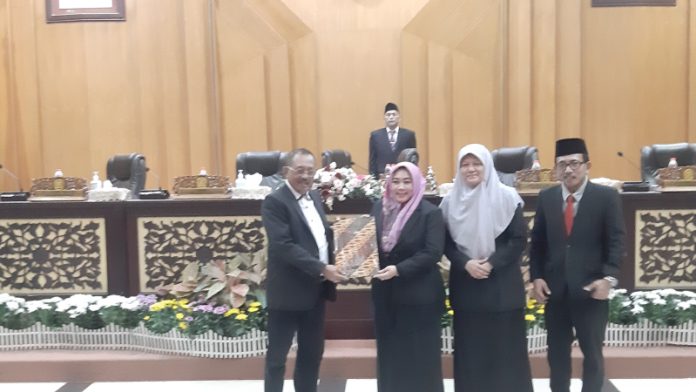 Penyerahan Rancangan Peraturan Daerah tentang Pertanggungjawaban Pelaksanaan APBD Tahun Anggaran 2023