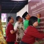 Komnas HAM dan stakeholder Pemilu menandatangani deklarasi Pemilu 2024 Ramah HAM di Jakarta (11/6/2023).