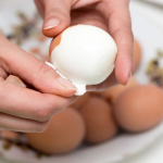 ilustrasi mengupas telur