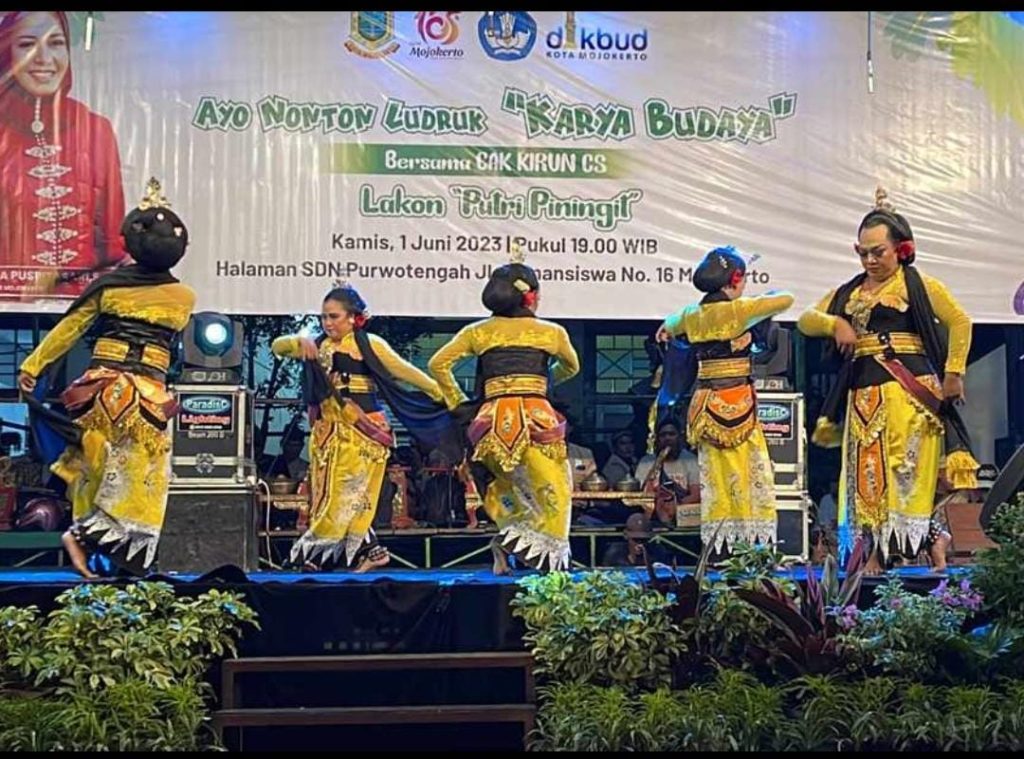 Pemkot Mojokerto menggelar pagelaran ludruk karya budaya di halaman SDN Purwotengah Jalan Taman Siswa No. 16 Kota Mojokerto untuk memperingati lahirnya Pancasila dan bulan Bung Karno, Kamis (1/6/2023) malam.