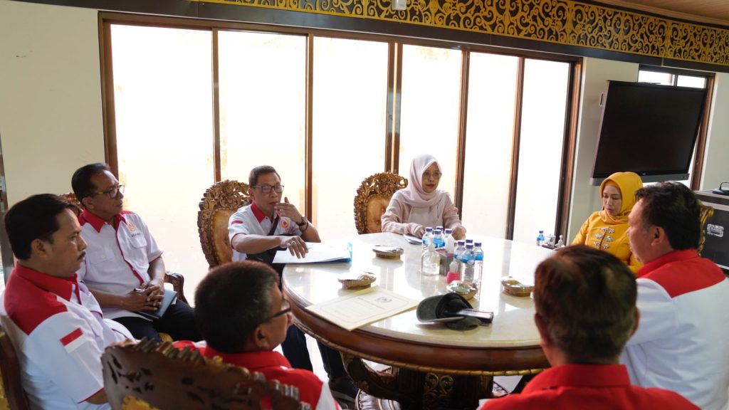 Ketua Koni bersama walikota Mojokerto saat bahas rencana porprov VIII Jawa Timur kemarin. Foto : dok. Koni Kota Mojokerto