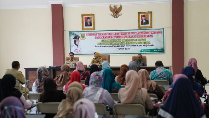 Wali Kota Mojokerto didampingi Plt.Kepala DKPP saat pembukaan bimtek budidaya holtikultura dan toga-jen. (Foto : dok. Kominfo kota Mojokerto)