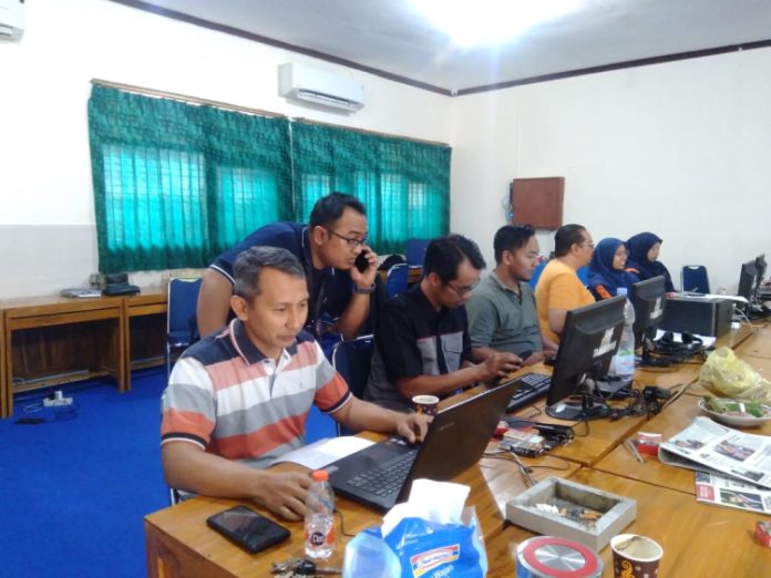 Panitia dari Dikbud Kota Mojokerto saat melakukan verifikasi dokumen di pusat server PPDB di SMPN 1 Kota Mojokerto. (Foto : Fio Atmaja)