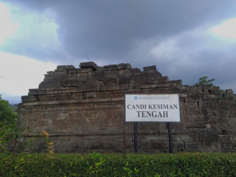 Eksistensi candi Kesiman tengah Pacet yang terletak di tengah sawah. (Foto : Fio Atmaja).