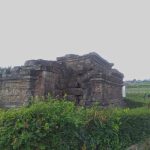 Eksistensi candi Kesiman tengah Pacet yang terletak di tengah sawah. (Foto : Fio Atmaja).