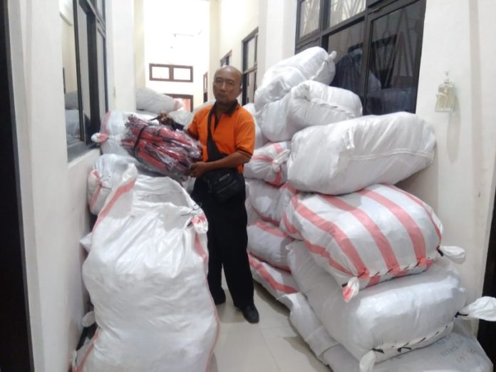 Paket pengadaan tas sekolah yang sudah tiba di kantor Dikbud Kota Mojokerto. (Foto : Fio Atmaja)