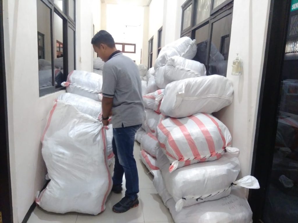 Paket pengadaan tas sekolah yang sudah tiba di kantor Dikbud Kota Mojokerto. (Foto : Fio Atmaja)