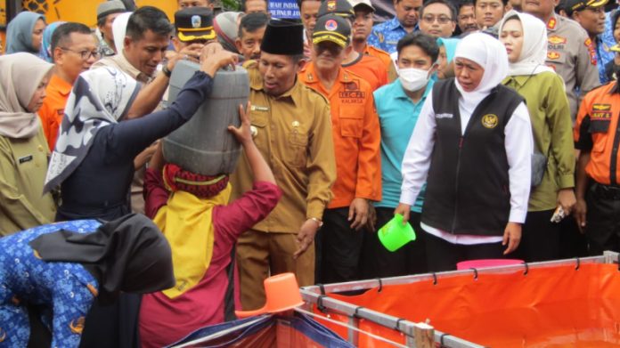 Gubernur Jawa timur dan Bupati Mojokerto saat menyalurkan bantuan air bersih di Dusun Kandangan, Desa Kunjorowesi Mojokerto. (Foto : Fio Atmaja)
