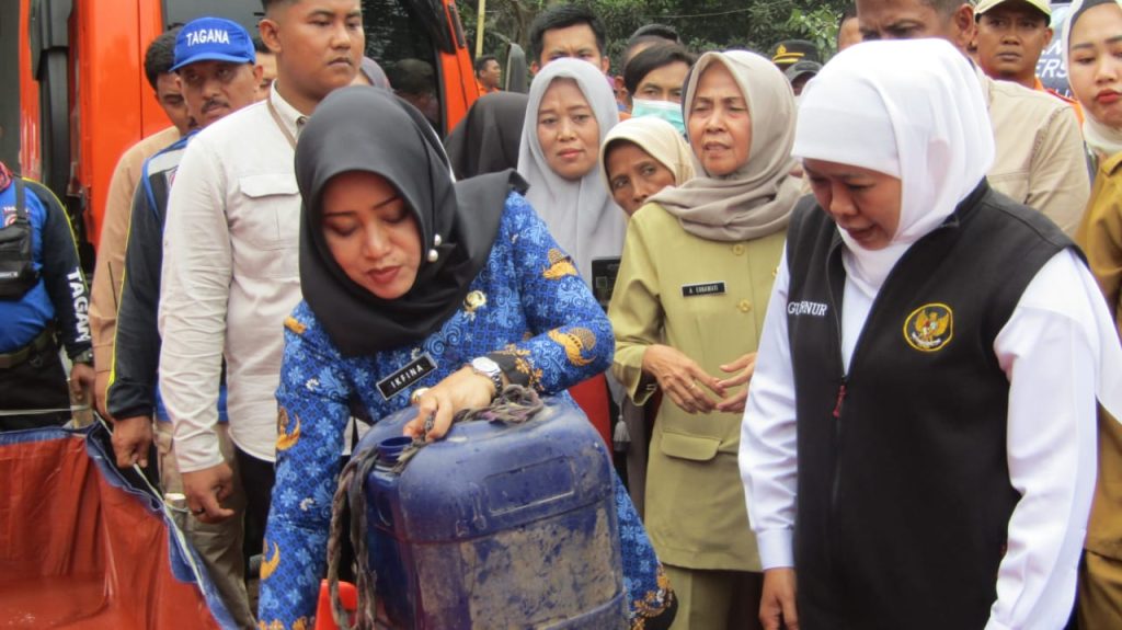 Gubernur Jawa timur dan Bupati Mojokerto saat menyalurkan bantuan air bersih di Dusun Kandangan, Desa Kunjorowesi Mojokerto. (Foto : Fio Atmaja)