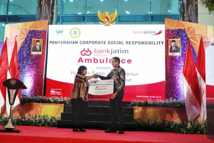 Penyerahan ambulan dilakukan secara simbolis oleh Direktur Utama Bank Jatim, Busrul Iman kepada Direktur RSJ Menur Provinsi Jawa Timur Drg. Vitria Dewi.