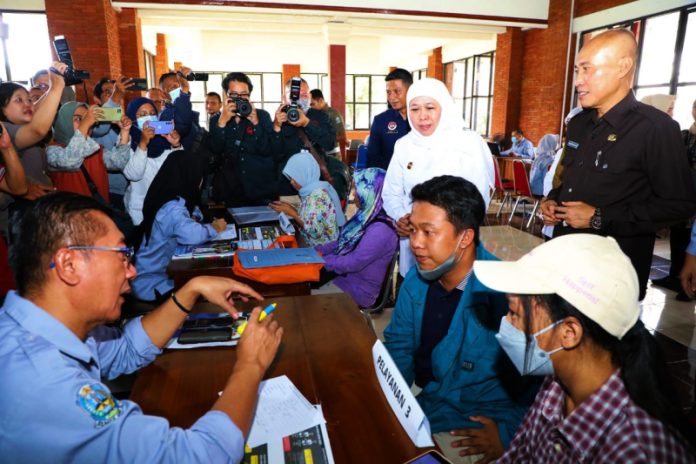 Gubernur Khofifah Tinjau Posko Pelayanan PPDB SMA dan SMK Negeri di UPT TIKP Jatim,