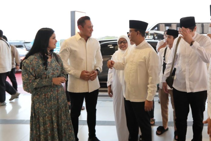 Ketua Umum Partai Demokrat, Agus Harimurti Yudhoyono (AHY) melepas keberangkatan Bakal Calon Presiden (Bacapres) Koalisi Perubahan, Anies Baswedan untuk menunaikan Ibadah Haji 1444 H, Kamis (22/6/2023) di Bandara Soekarno-Hatta, Tangerang.