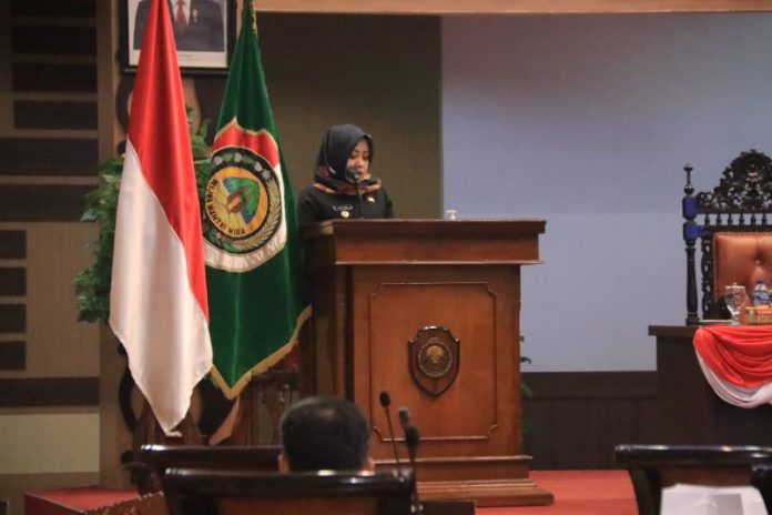 Bupati Mojokerto saat menyampaikan realisasi belanja dilingkungan Pemkab Mojokerto di sidang paripurna DPRD Kabupaten Mojokerto. (Foto : Dok. Kominfo Kabupaten Mojokerto)