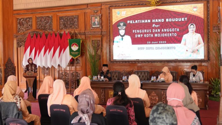 Wali Kota Mojokerto Ajak Gali Potensi Perempuan Saat Buka Pelatihan Hand Bouquet