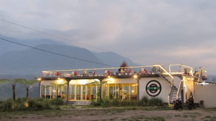 Cafe Simbiosis Trawas, Cafe baru dengan panorama alam. (Foto : Fio Atmaja)